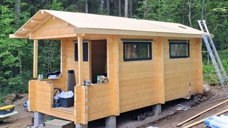 Vajan pihavaraston varaston rakentaminen Urakoitsija Nyholm Brothers